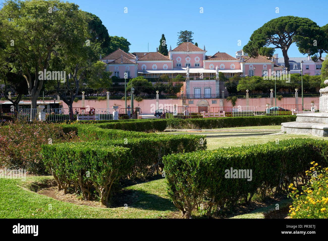 Lisbona, Portogallo - Luglio 02, 2016: la vista del Palazzo di Belem (Palazzo Nazionale di Belem) - ex residenza ufficiale dei monarchi portoghesi e ora t Foto Stock