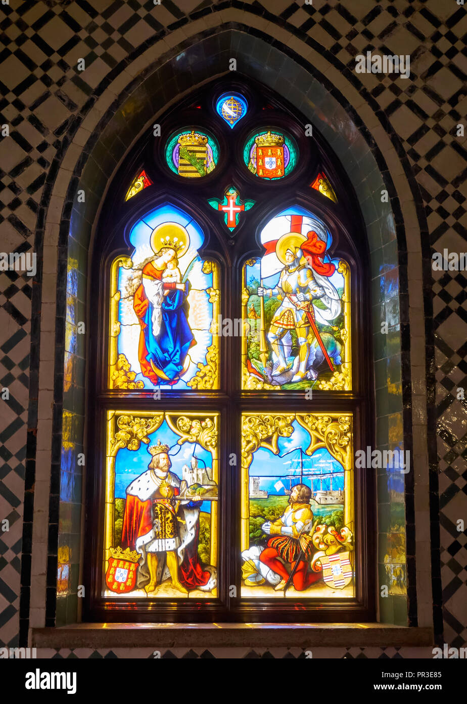 SINTRA, Portogallo - Luglio 03, 2016: Il vetro macchiato lancet finestra che mostra storica e scene religiose nel palazzo di pena. Sintra. Portogallo Foto Stock
