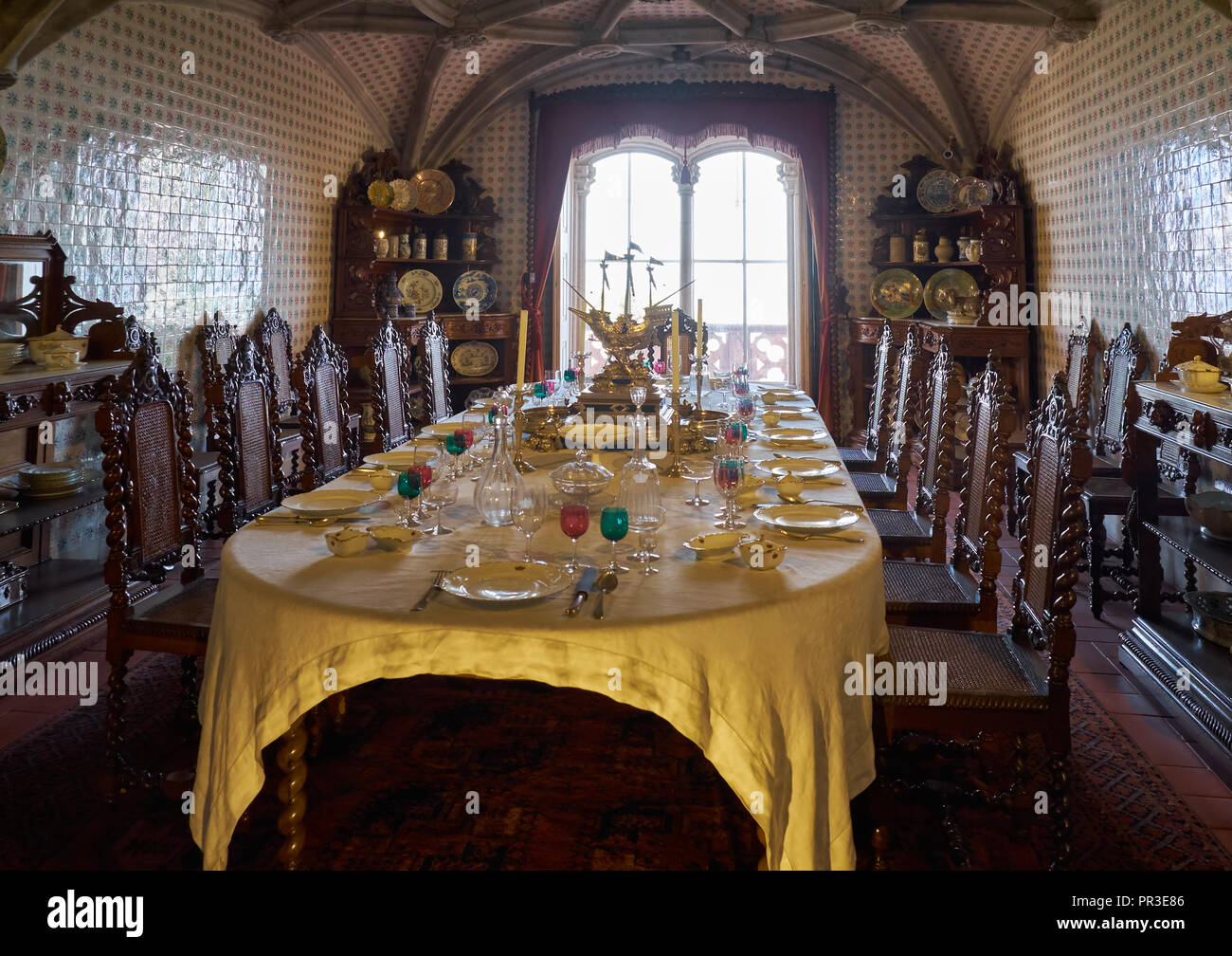 SINTRA, Portogallo - Luglio 03, 2016: Gli interni della pena Palace. Il royal sala da pranzo con servizio al tavolo per gli ospiti Arrivo. Pena Palace. Si Foto Stock