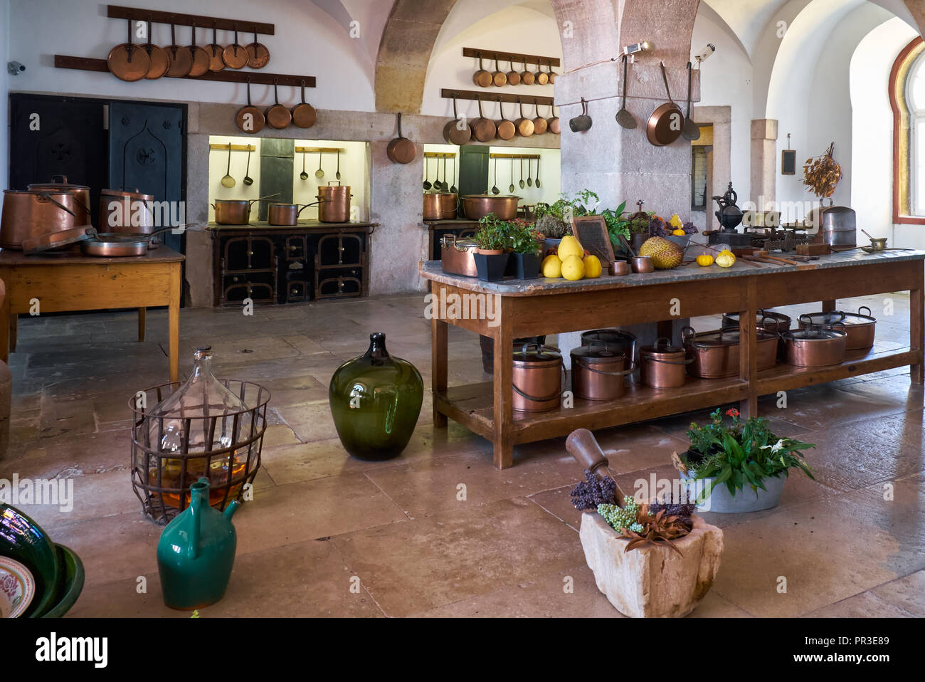 SINTRA, Portogallo - Luglio 03, 2016: Gli interni della vecchia cucina con differenti kittenware: pentole, padelle e bottiglie in pena Palace, Sintra, Portog Foto Stock