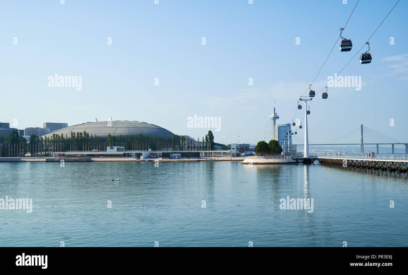 Lisbona, Portogallo - Luglio 04, 2016: il punto di vista del Altice Arena (Pavilhao Atlantico) e funivia per la torre Vasco da Gama su acqua del Tago r Foto Stock