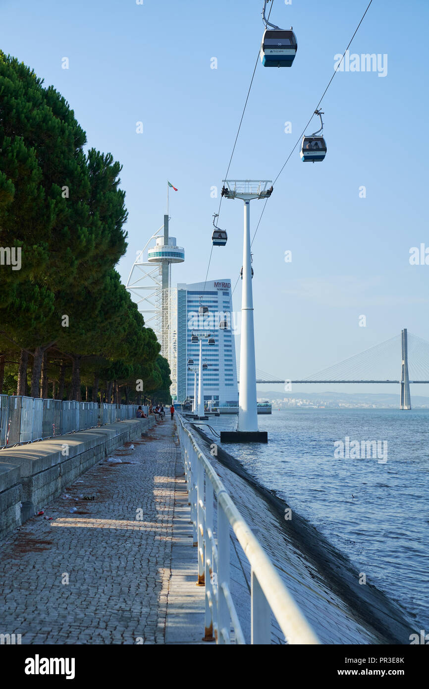 Lisbona, Portogallo - Luglio 04, 2016: la vista della funivia per la torre Vasco da Gama al di sopra delle acque del fiume Tago. Lisbona. Portogallo Foto Stock