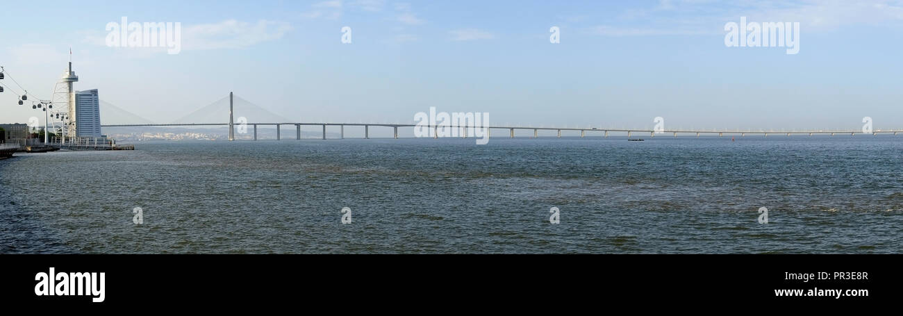 Lisbona, Portogallo - Luglio 04, 2016: la vista panoramica del ponte Vasco da Gama e il fiume Tago passeggiata del World Expo 1998 Parco delle nazioni. Lis Foto Stock