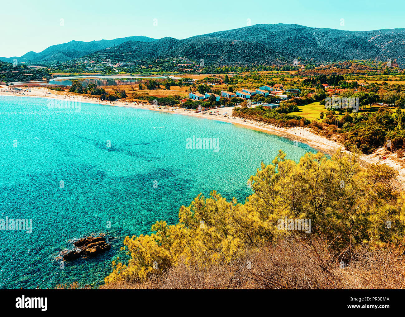 Chia Spiaggia Di Acque Blu Del Mar Mediterraneo In Provincia