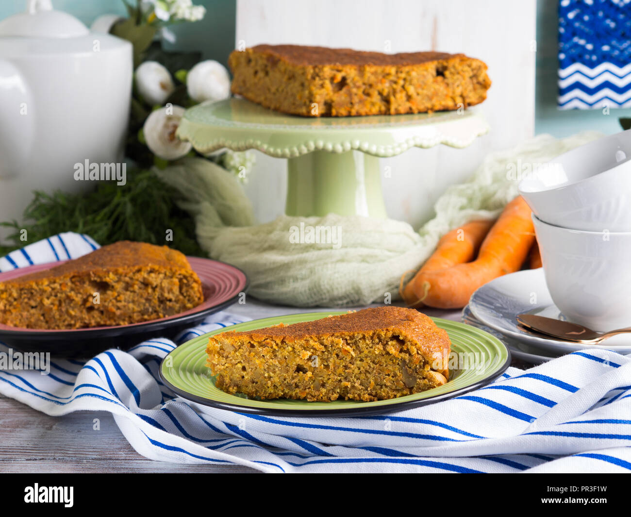 Speziata torta di carote con noci e cannella con colazione impostazione dello sfondo Foto Stock