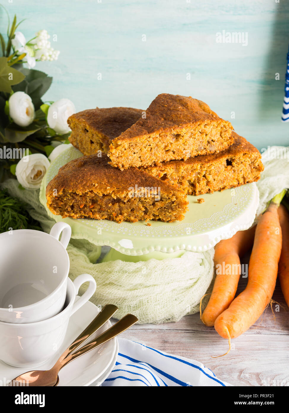 Speziata torta di carote con noci e cannella con colazione impostazione dello sfondo Foto Stock