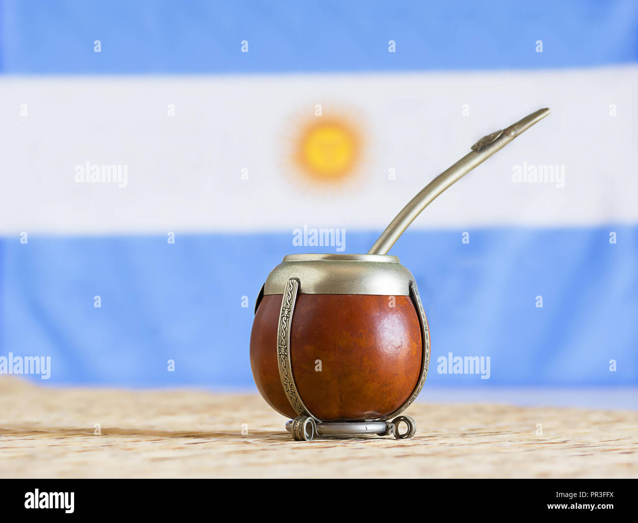 Mate Mate erba (yerba mate) con bandiera dell'Argentina in background Foto Stock