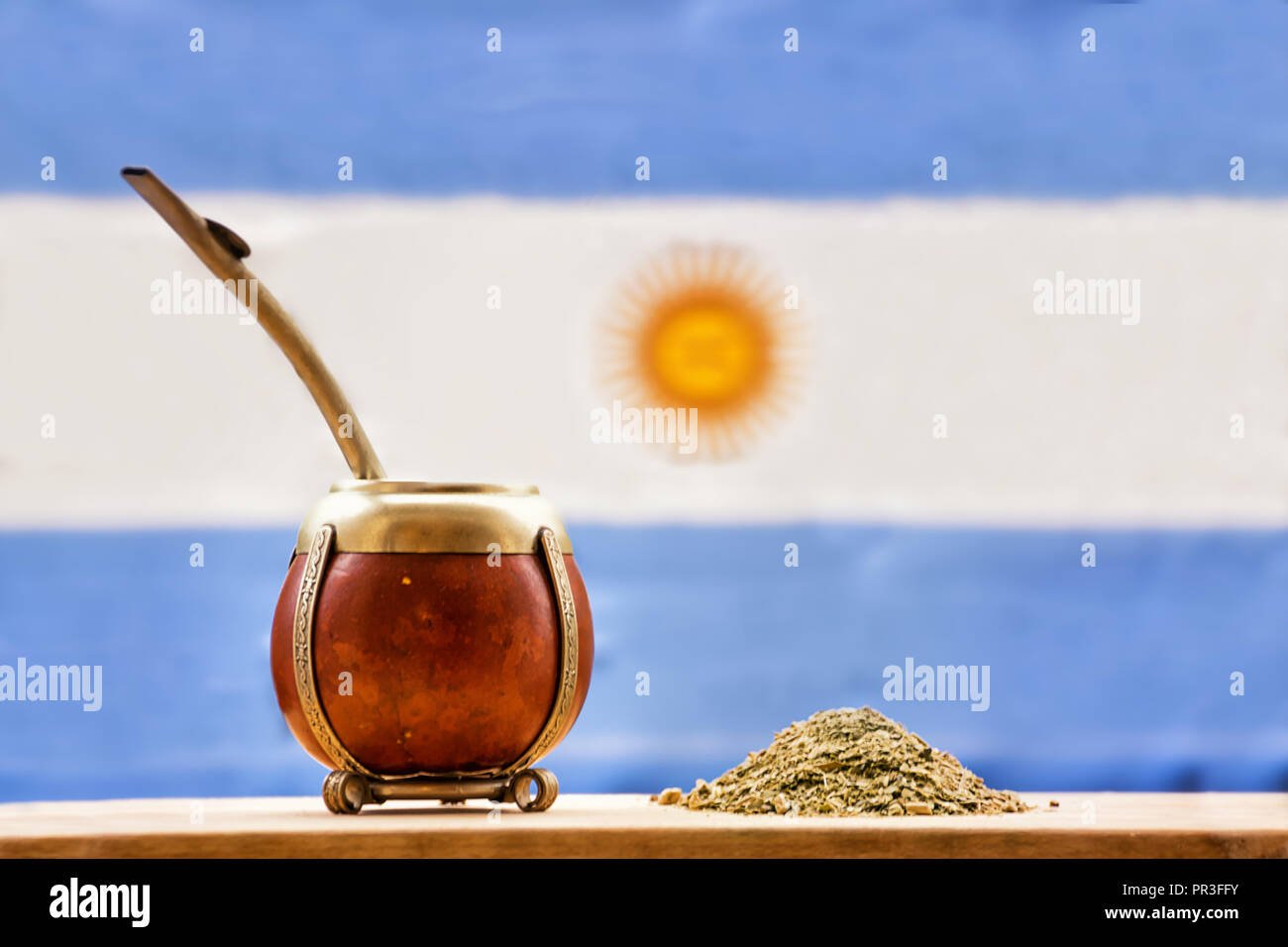Mate Mate erba (yerba mate) con bandiera dell'Argentina in background Foto Stock