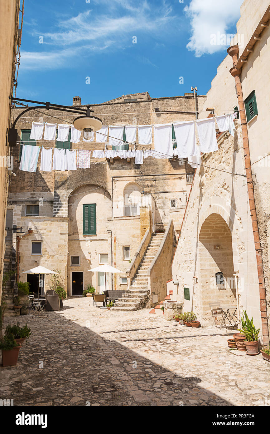 Vicolo caratteristico con vestiti appesi ad asciugare Foto Stock