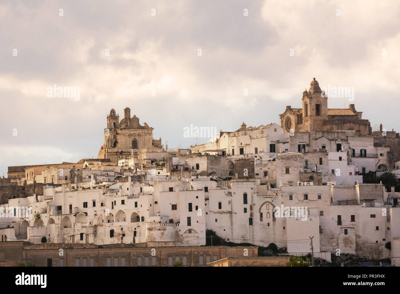 Skyline di Ostuni, la città bianca di Puglia Foto Stock