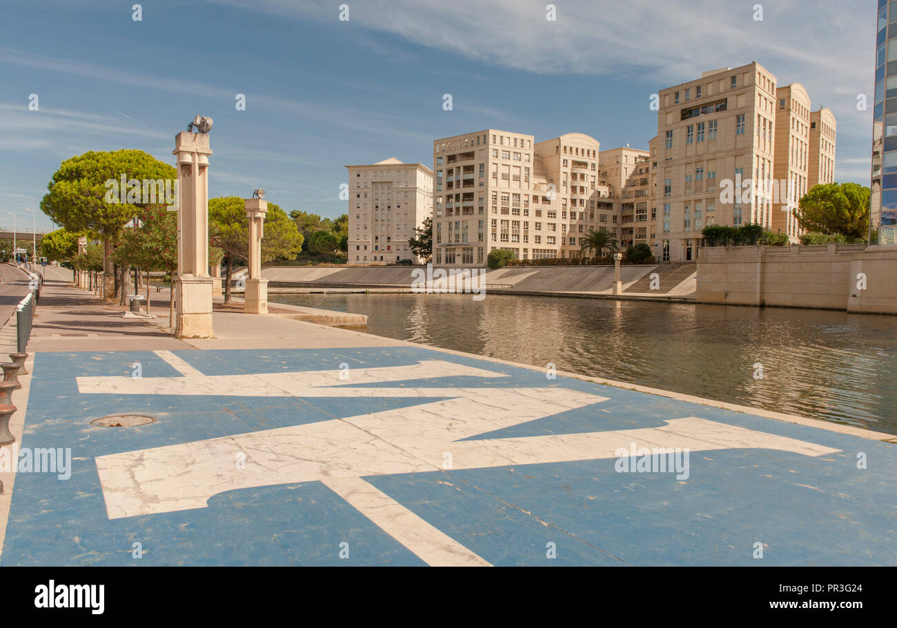 Il nuovo waterfront di Antigone neighboorhood e le rive del fiume Lez, Montpellier, Francia Foto Stock