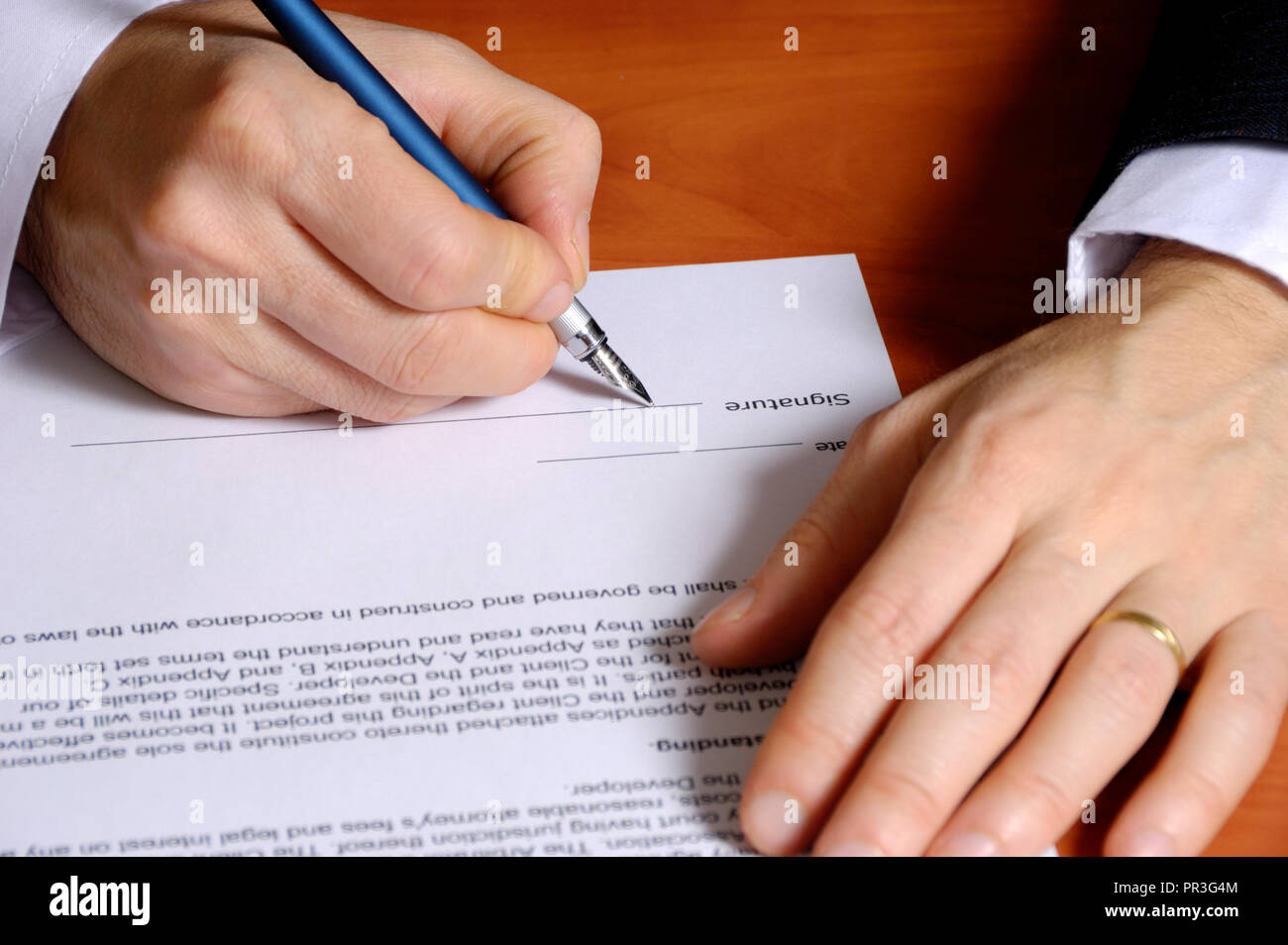 Imprenditore firma un contratto Foto Stock