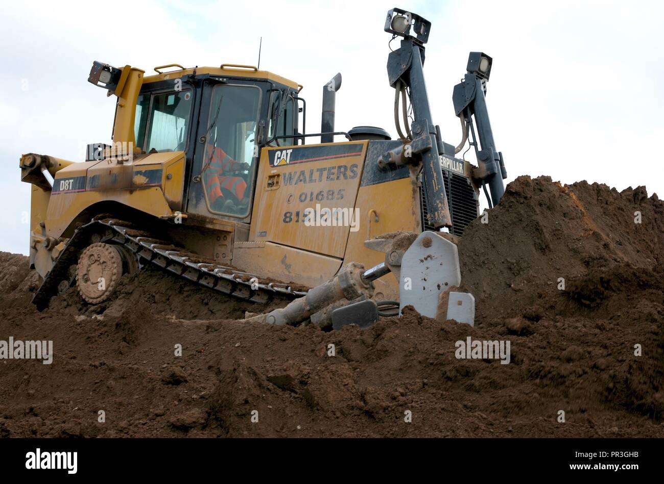 Un Caterpillar D8T Bulldozer equipaggiato con una lama semi universale e singolo gambo regolabile ripper. Il peso operativo totale è di circa 38 tonnellate. Foto Stock