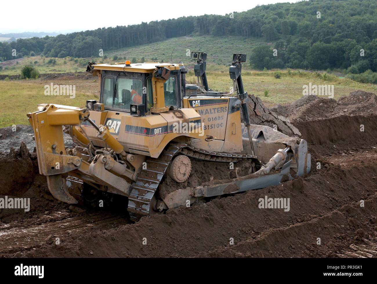 Un Caterpillar D8T Bulldozer equipaggiato con una lama semi universale e singolo gambo regolabile ripper. Il peso operativo totale è di circa 38 tonnellate. Foto Stock