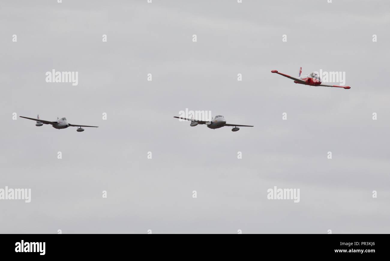 BAC Jet Provost T5, de Havilland Vampire FB.52 e T.55 volare in formazione all'IWM Duxford Battaglia di airshow di Gran Bretagna il 23 settembre 2018 Foto Stock