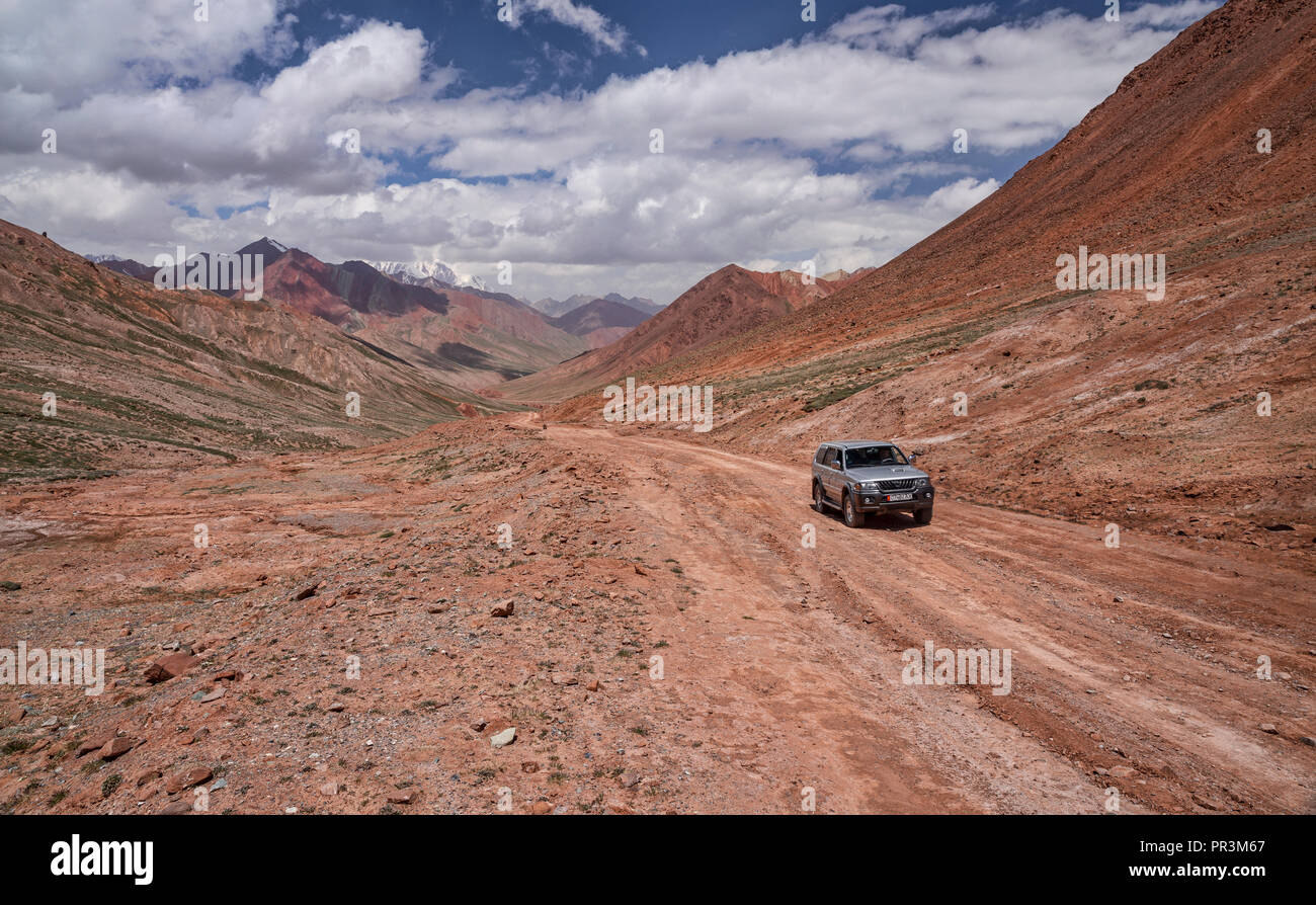 Immagini dura sul telecomando Pamir Highway, dalla Kyzyl-Art passano sul percorso a Lago Karakul in Tajikiestan Foto Stock