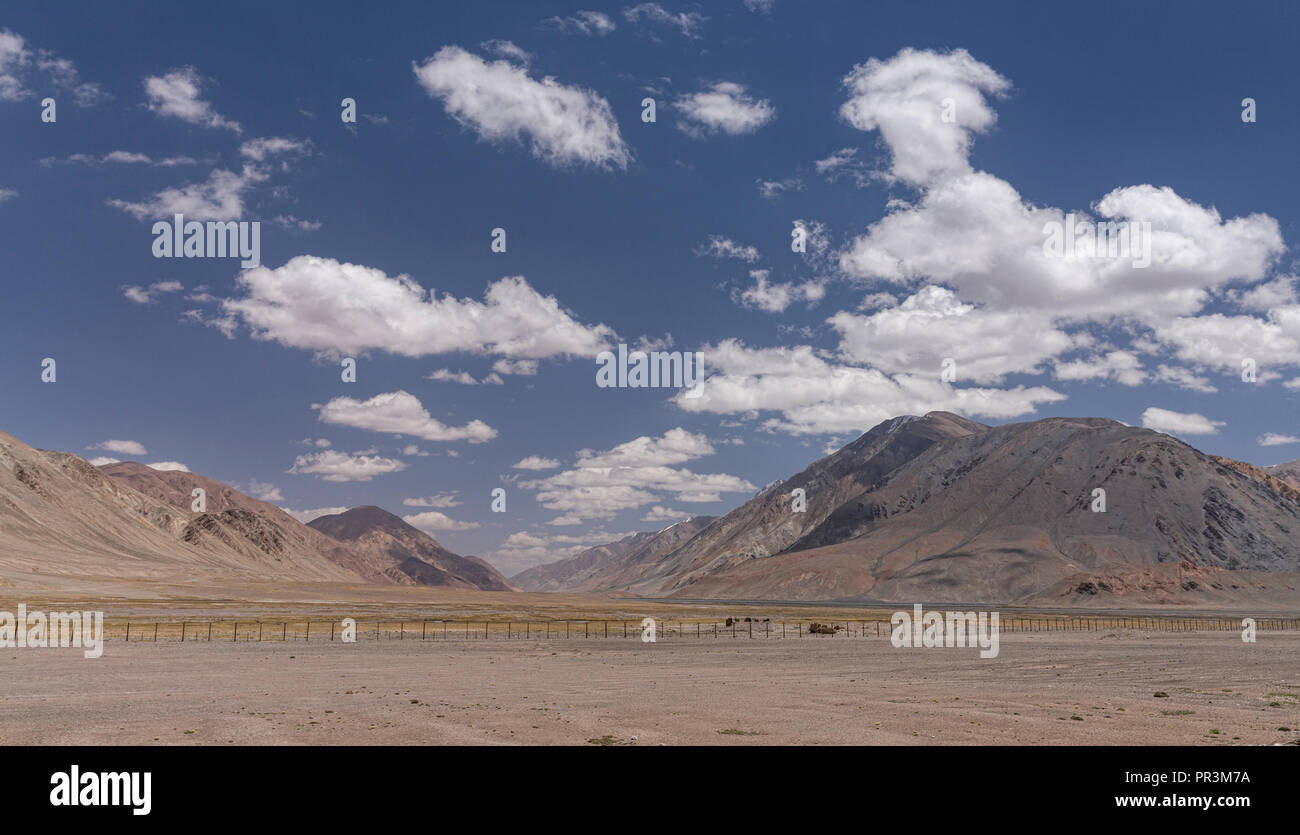 Immagini dura sul telecomando Pamir Highway, dalla Kyzyl-Art passano sul percorso a Lago Karakul in Tajikiestan Foto Stock