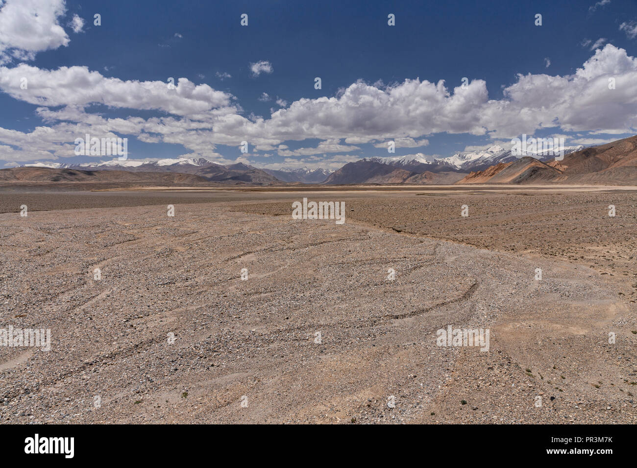 Immagini dura sul telecomando Pamir Highway, dalla Kyzyl-Art passano sul percorso a Lago Karakul in Tajikiestan Foto Stock
