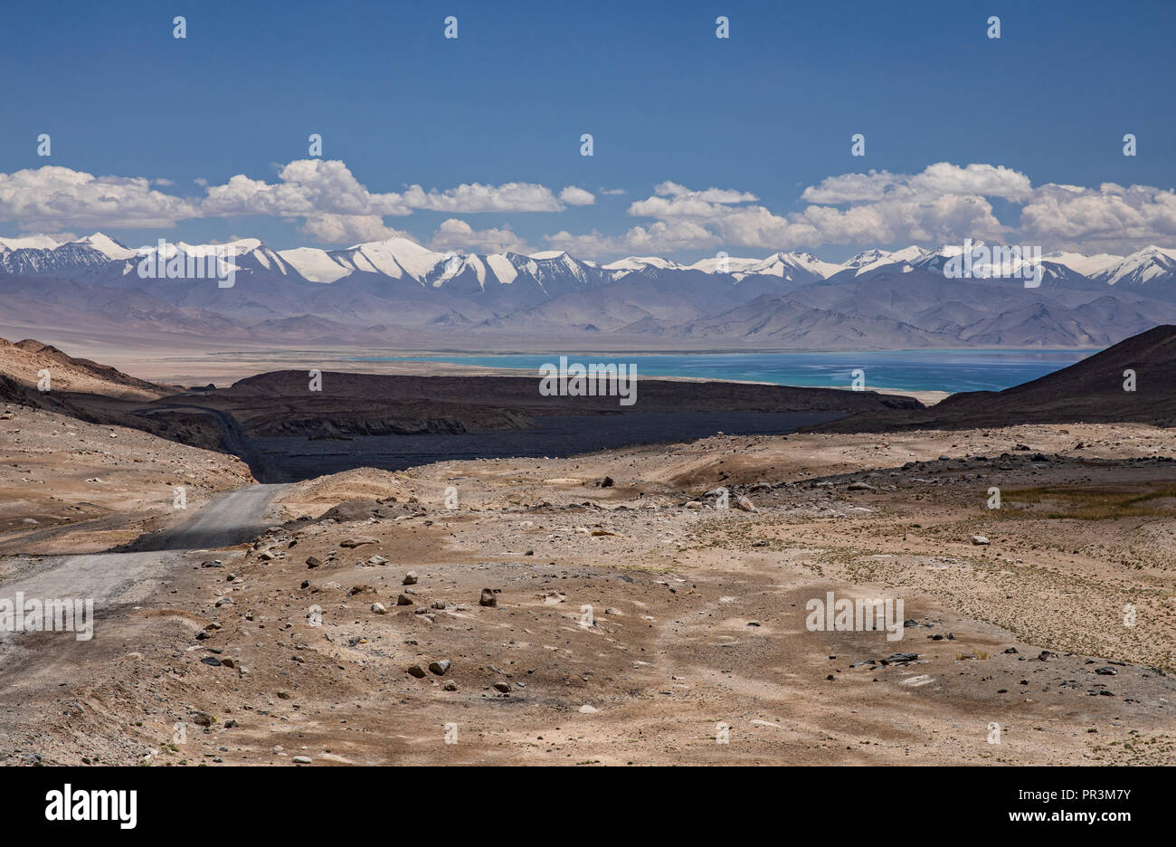 Immagini dura sul telecomando Pamir Highway, dalla Kyzyl-Art passano sul percorso a Lago Karakul in Tajikiestan Foto Stock