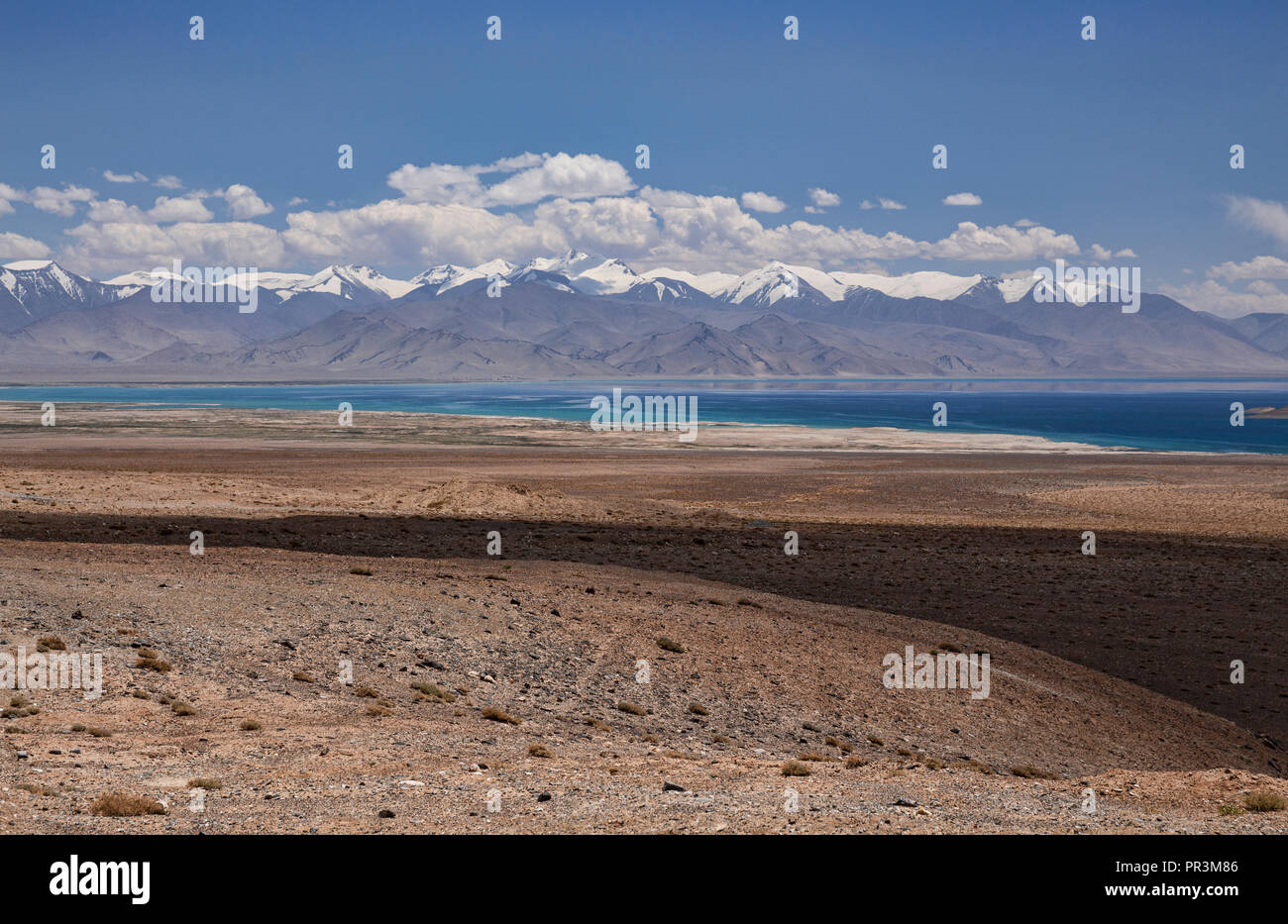 Immagini dura sul telecomando Pamir Highway, dalla Kyzyl-Art passano sul percorso a Lago Karakul in Tajikiestan Foto Stock