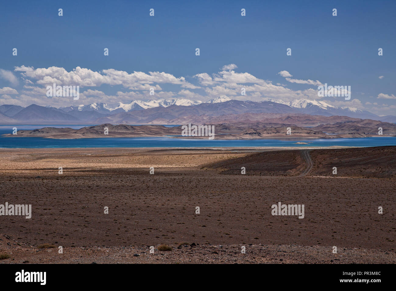 Immagini dura sul telecomando Pamir Highway, dalla Kyzyl-Art passano sul percorso a Lago Karakul in Tajikiestan Foto Stock