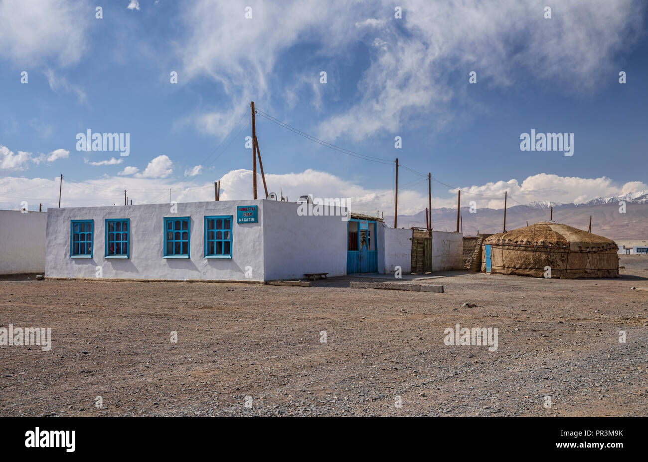 Immagini dura sul telecomando Pamir Highway, dalla Kyzyl-Art passano sul percorso a Lago Karakul in Tajikiestan Foto Stock