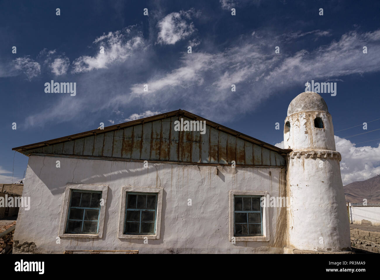 Il bellissimo minareto della moschea nel remoto villaggio di Karakul sull'estremo-orientale del Pamir Highway in Tagikistan. Foto Stock