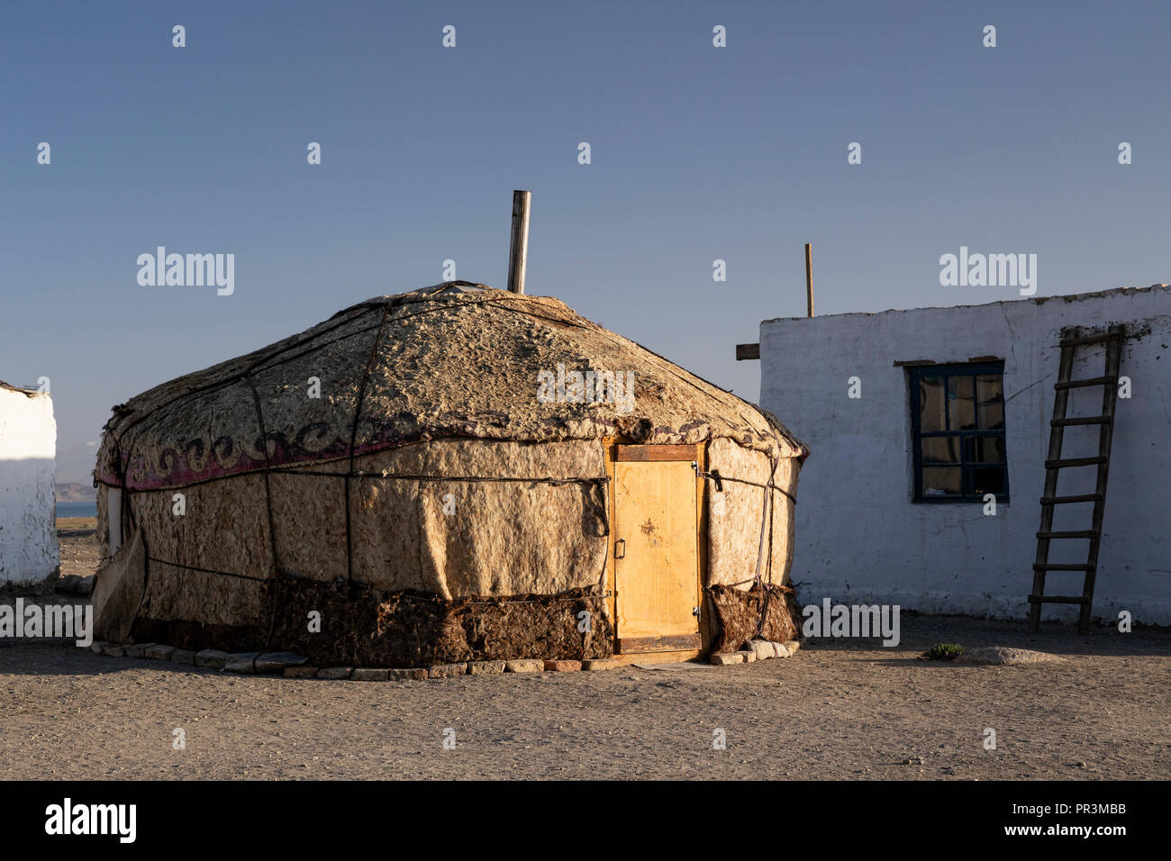 Immagini dura sul telecomando Pamir Highway, dalla Kyzyl-Art passano sul percorso a Lago Karakul in Tajikiestan Foto Stock