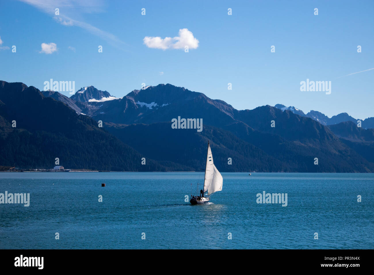 In barca a vela attraverso il golfo di Alaska Foto Stock