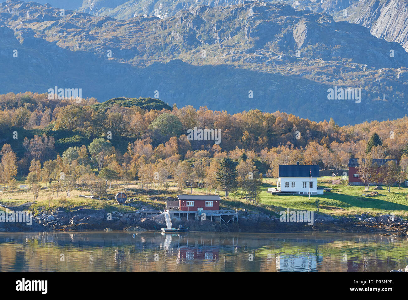 Guardando ad ovest dal Raftsund (Raftsundet), verso il norvegese in legno cabine estate sul lungomare dell'arcipelago delle Lofoten, Norvegia. Foto Stock