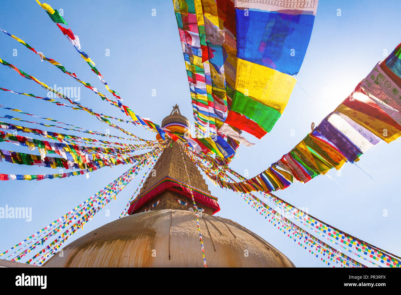 Stupa Boudhanath con colorati bandiere di preghiera, gli occhi di Buddha e golden mandala a Kathmandu, Nepal, più famosa del buddismo tibetano simbolo tra te nepalese Foto Stock