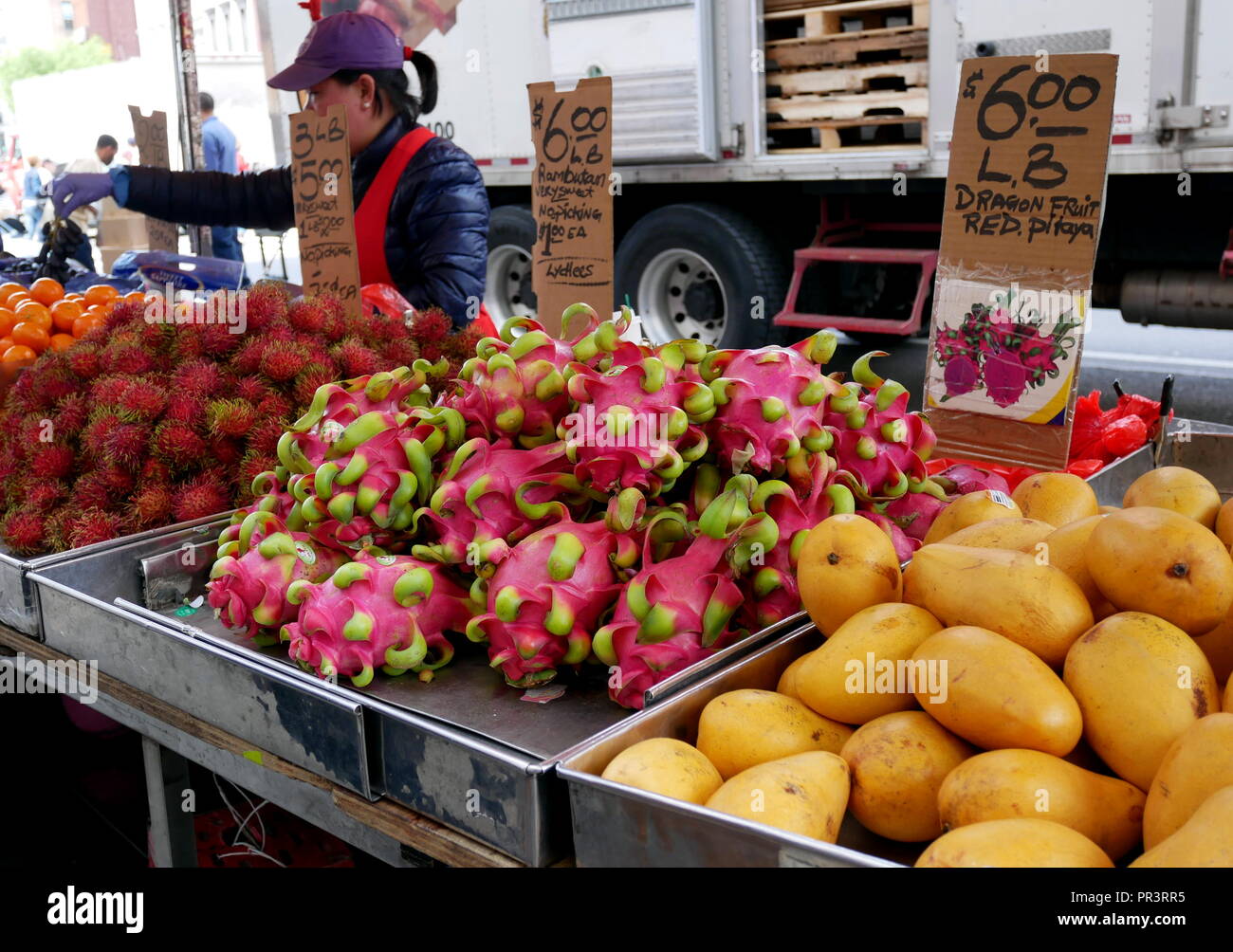 Dragon frutti e i litchi sul mercato della frutta in Chinatown, New York. Foto Stock