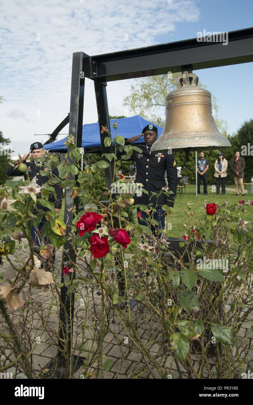 I soldati e i membri della famiglia del XII Combattere la Brigata Aerea e U.S. Presidio militare di Ansbach ha preso parte nel ventoso25 5k Memorial correre intorno al Katterbach Army Airfield, Ansbach, Germania Luglio 28, 2017. Windy25 era il segno di chiamata del velivolo da Fox Company, 159Reggimento Aviazione "Big ventoso'. Hanno compiuto il sacrificio estremo mentre serve all'Operazione Enduring Freedom, in Afghanistan il 6 aprile 2005. Il ventoso25 Memorial Fund è stato creato per onorare il loro lascito sostenendo attivamente i familiari e superstiti di tutta la nostra nazione eroi. Foto Stock