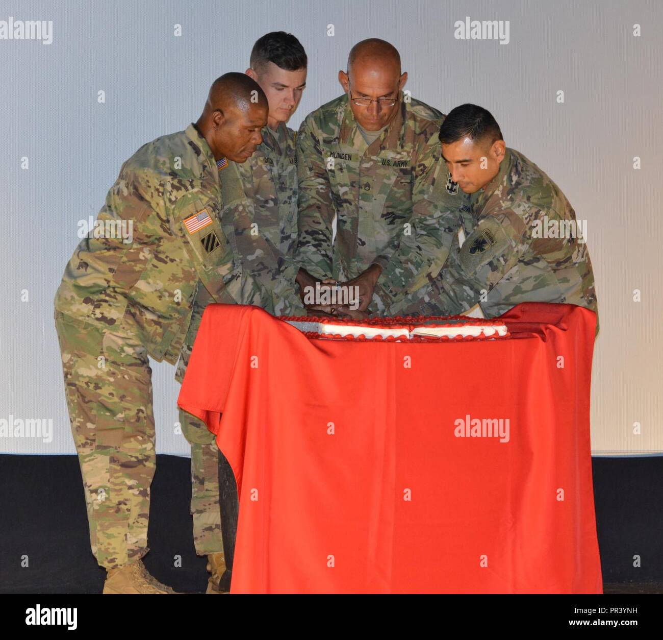 Teatro 8 Supporto comando comando Sgt. Il Mag. Jacinto Garza e 130Eng. Comando Bde Sgt. Il Mag. Patrickson Toussaint tagliare la torta cerimoniale con il più giovane e più antiche militari presenti per celebrare il recentemente introdotto Noncommissioned ufficiali. ( Foto Stock