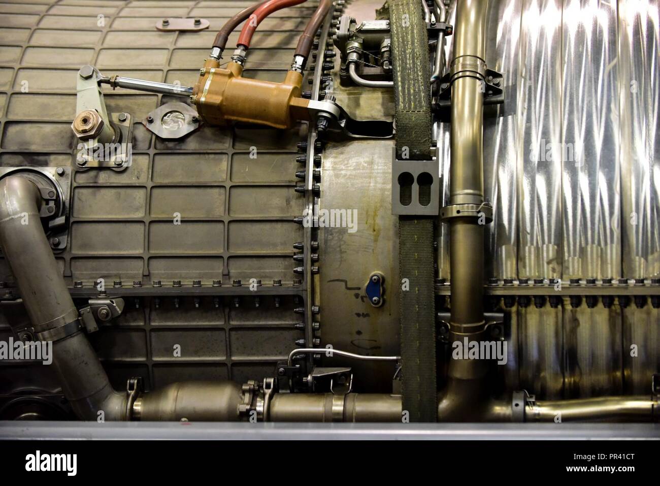 A B-2 Spirit motore viene ispezionata prima di essere installato in corrispondenza di Whiteman Air Force Base, Mo., 27 luglio 2017. Ciascun B-2 motore ha una spinta di 17,300 libbre, che consente al velivolo di raggiungere elevate velocità subsonica per essere ovunque sul globo entro un breve lasso di tempo. Foto Stock