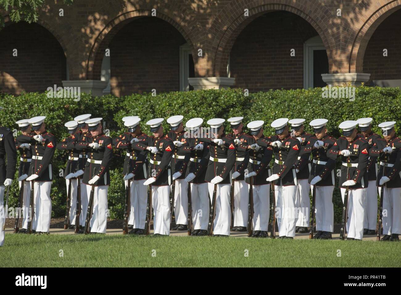 Stati Uniti Marines con Marine Caserma Washington eseguire durante la cerimonia di pensionamento del tenente Gen. Ronald L. Bailey, vice comandante dei piani e delle politiche e delle operazioni, caserma marini Washington, Washington D.C., 31 luglio 2017. Bailey in pensione dopo 40 anni di servizio negli Stati Uniti Marine Corps. Foto Stock