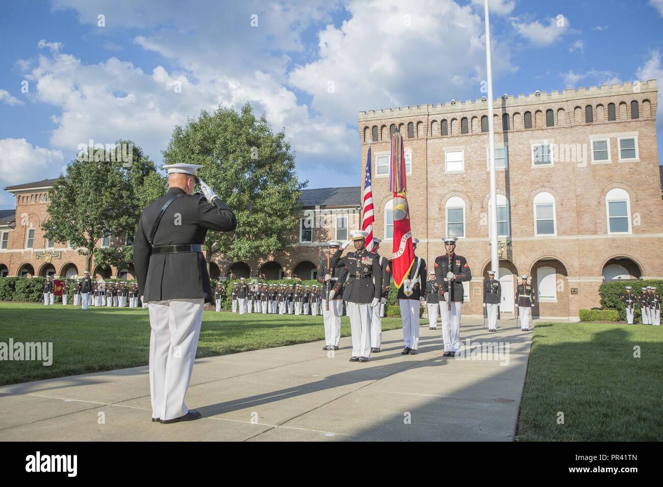 Stati Uniti Marine Corps Lt. Gen. Ronald L. Bailey, vice comandante dei piani e delle politiche e delle operazioni, saluta durante la sua cerimonia di pensionamento, caserma marini Washington, Washington D.C., 31 luglio 2017. Bailey in pensione dopo 40 anni di servizio negli Stati Uniti Marine Corps. Foto Stock