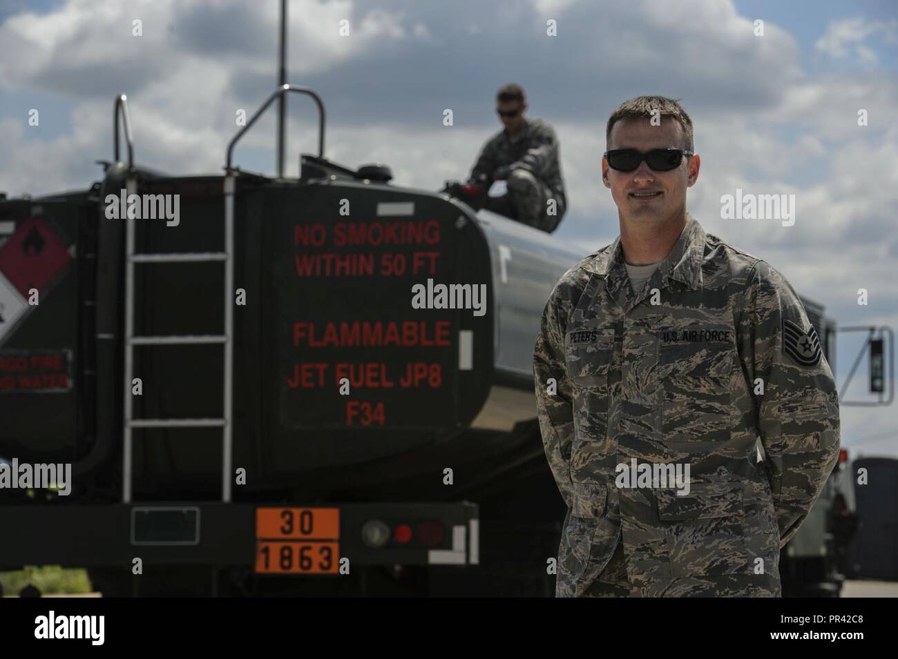 Tech. Sgt. Peters, 52nd disponibilità logistiche Squadron, viene distribuito come supporto del Teatro Security Package a Campia Turzii, Romania, 28 luglio 2017. Circa 300 aviatori e delle attrezzature di supporto distribuiti con il velivolo come la 159Expeditionary Fighter Squadron. Foto Stock