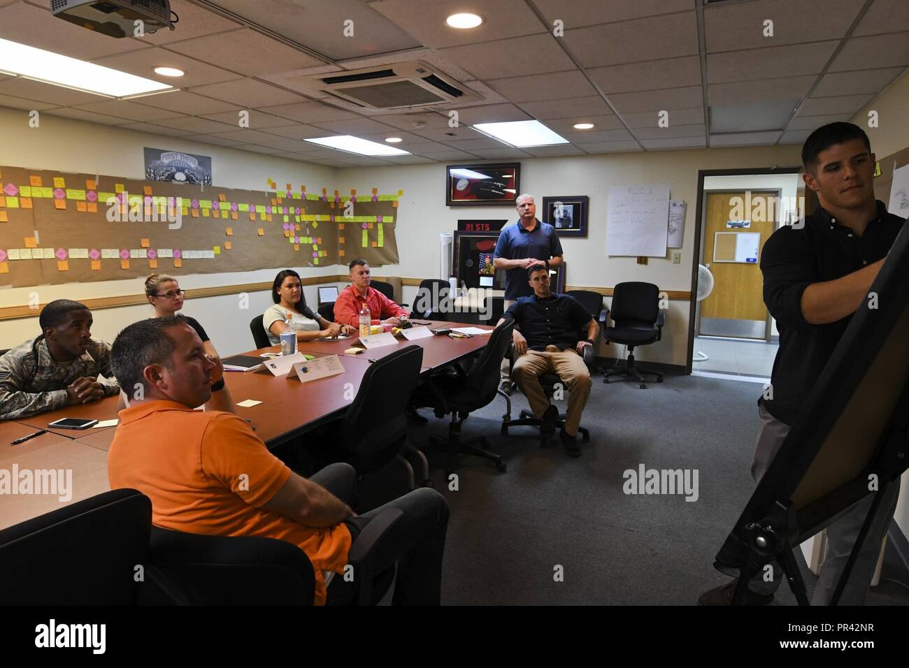 Cintura verde di professionisti e di un gruppo di esperti in materia di raccogliere per trovare modi per ridurre la quantità di rifiuti entro il cinquantunesimo delle forze di sicurezza Squadron arruolato report delle prestazioni di processo, Osan Air Base, Repubblica di Corea, Agosto 25, 2017. La cintura verde programma consente al personale di individuare i problemi e ridurre i rifiuti all'interno di un centro di lavoro attraverso una fase di otto problema pratico metodo di risoluzione. Il programma è solo uno dei tanti impostato in posizione per aiutare la forza aerea e i suoi membri a concentrarsi sulla missione e incoraggiare una cultura dell'innovazione. Foto Stock