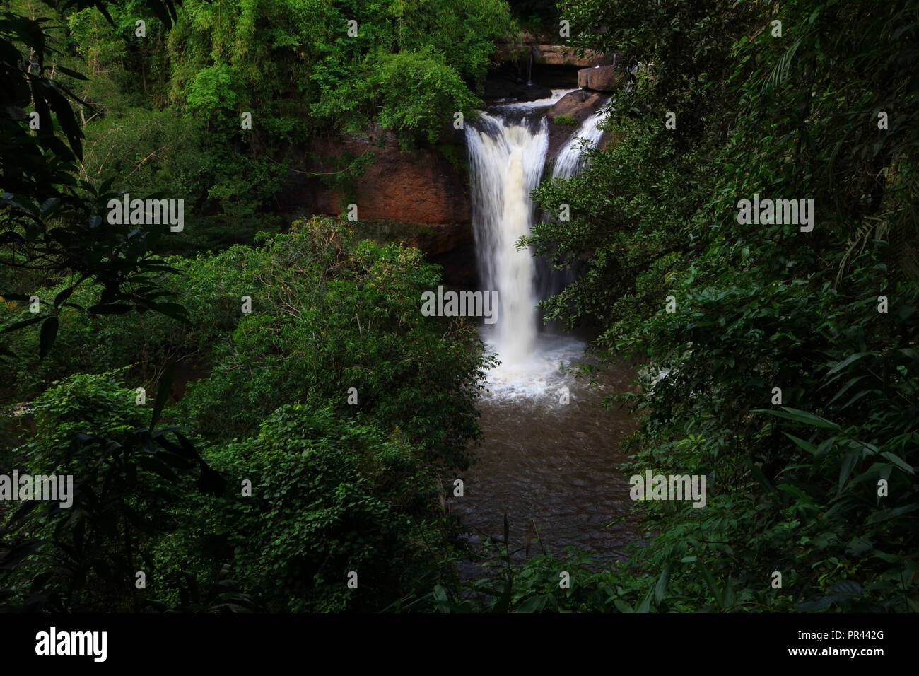 Haew Suwat cascata, Cascata nella foresta pluviale del Parco Nazionale di Khao Yai, Thailandia Foto Stock