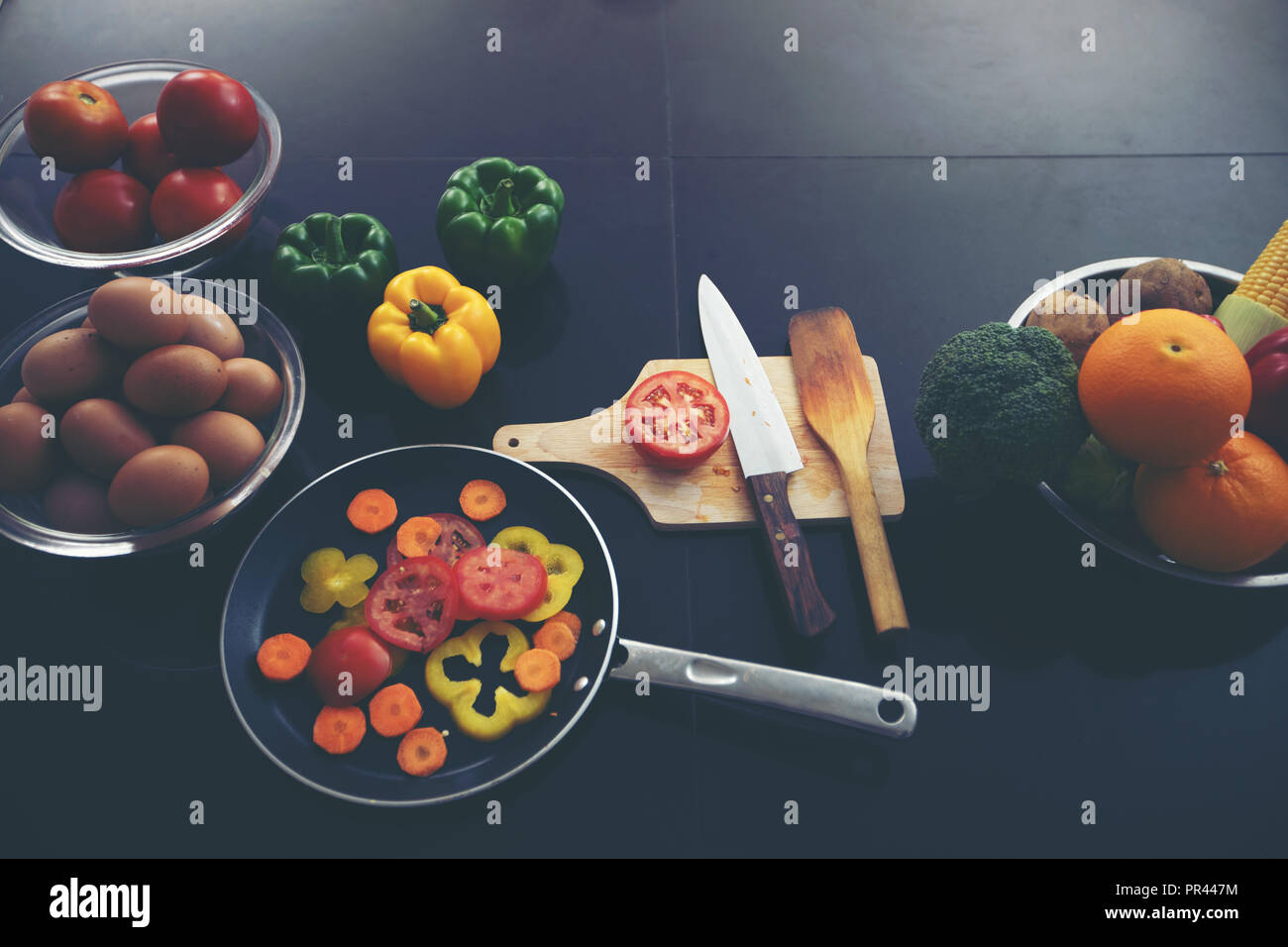 Il cibo e la verdura fresca e insalata ciotole sul tavolo da cucina a vista superiore .mangiare sano concetto Foto Stock