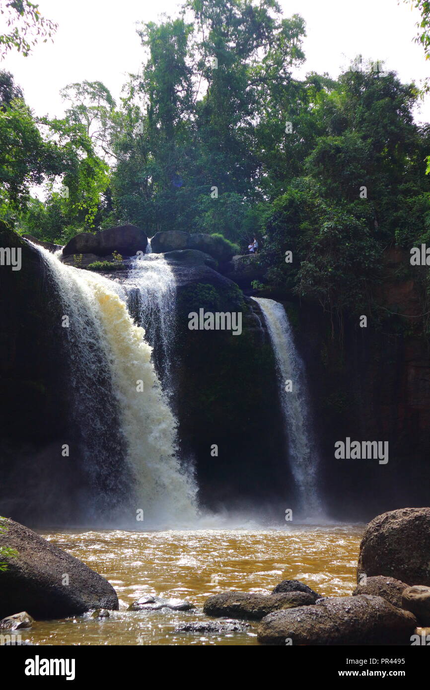 Haew Suwat cascata, Cascata nella foresta pluviale del Parco Nazionale di Khao Yai, Thailandia Foto Stock