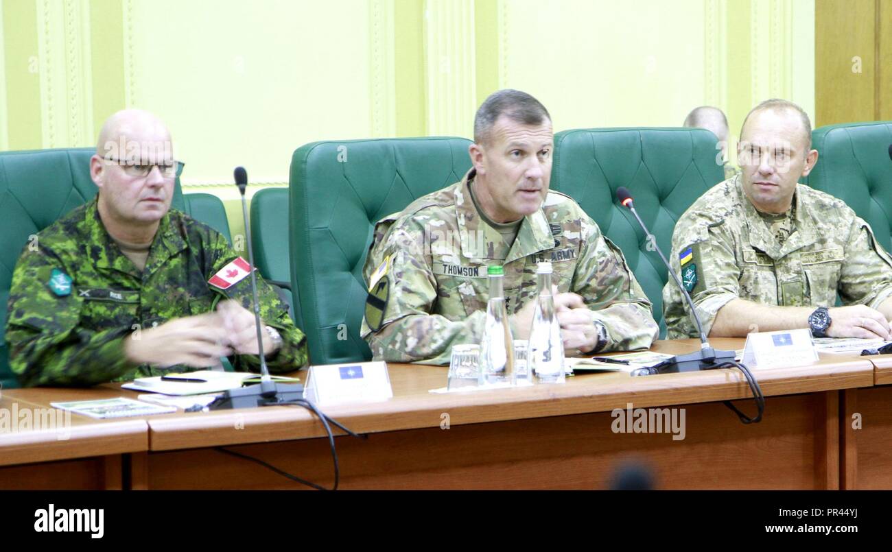 Stati Uniti Esercito Lt. Gen. John Thomson (centro), comandante degli alleati NATO del comando di terra (LANDCOM), insieme a rappresentanti del Canada e dell'Ucraina di discutere i termini di una lettera di cooperazione tra Ucraina di comando delle forze di terra e alleati NATO del comando di terra durante una rapida Trident, Sett. 6 alla pace internazionale Centro di sicurezza vicino Yavoriv, Ucraina. Foto Stock