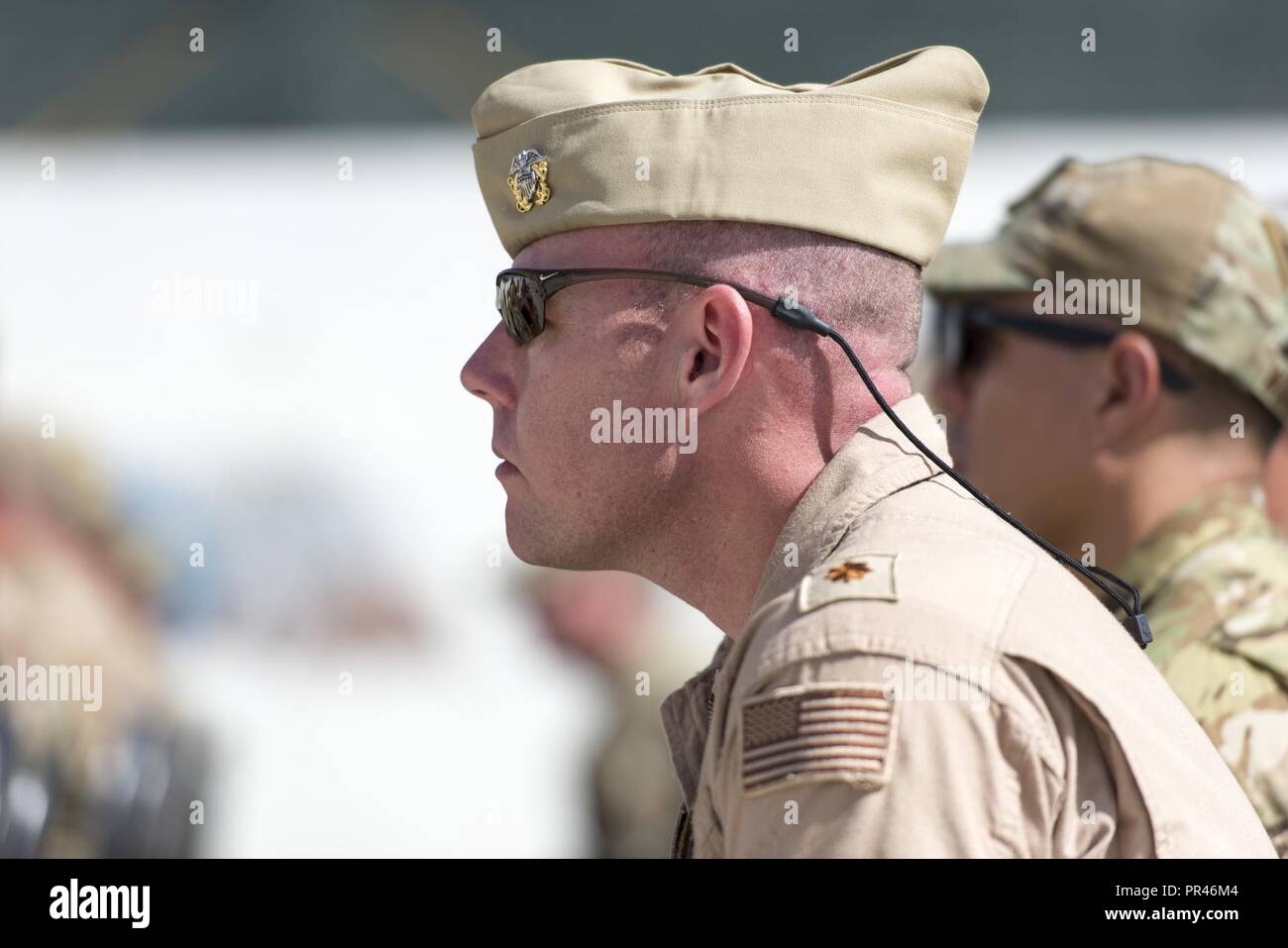 KABUL, Afghanistan (sett. 11, 2018) Membri del treno, consigliare e assistere il comando - Aria ascoltare memorie di alcuni dei caduti durante la 11 Settembre Cerimonia Commemorativa, 11 settembre 2018, a Kabul, Afghanistan. Il memorial onorato coloro che hanno perso la vita in questo attentato terroristico dell 11 settembre e gli uomini e le donne a fare la guerra al terrorismo. Foto Stock