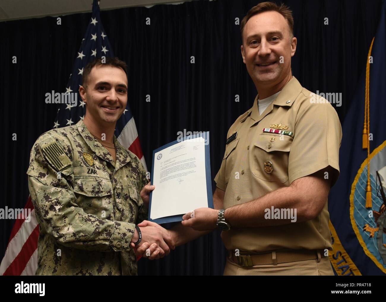 Master-at-Arms di terza classe William Zar è presentata una lettera di apprezzamento dalla Cmdr. Jay sego, comandante della Naval attività di supporto Panama City durante un tutte le mani riunione svoltasi il 7 settembre 2018. Mentre in servizio all'entrata del punto di controllo alla base, Sottufficiali Zar avvistato un anziano gentlman guidando in modo irregolare come egli ha tentato di inserire la base il 9 agosto 2018. Zar subito orientato l'uomo nella corsia di ispezione in cui essa è stata determinata dai primi responder era che presentano segni di demenza. Petty Officer Zar la risposta immediata attivato un rapido intervento impedendo qualsiasi Foto Stock