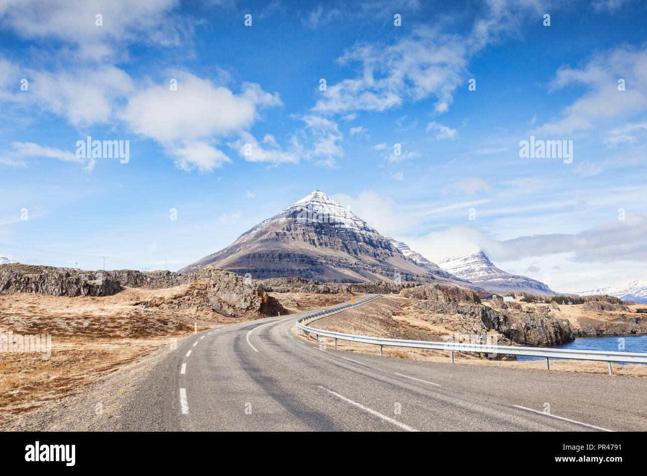 L'Islanda Ring Road nel sud dell'Islanda passando attraverso innevato paesaggio di montagna. Foto Stock