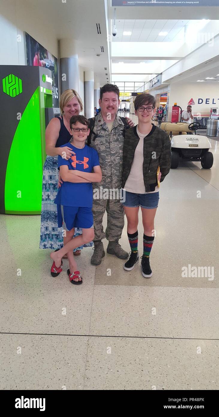 Il Mag. Ernie Carcamo è accolto a casa con la sua famiglia nel luglio 2017 a John Glenn l'aeroporto internazionale di Columbus, Ohio, dopo ritornò da sette mesi di distribuzione come gli stati del Michigan Air National Guard. Il Carcamos' i bambini frequentano la scuola nella Olentangy scuola locale quartiere centrale di Ohio, è stato insignito della Porpora Star Award da un membro advisory board per sostenere le famiglie militari. Foto Stock