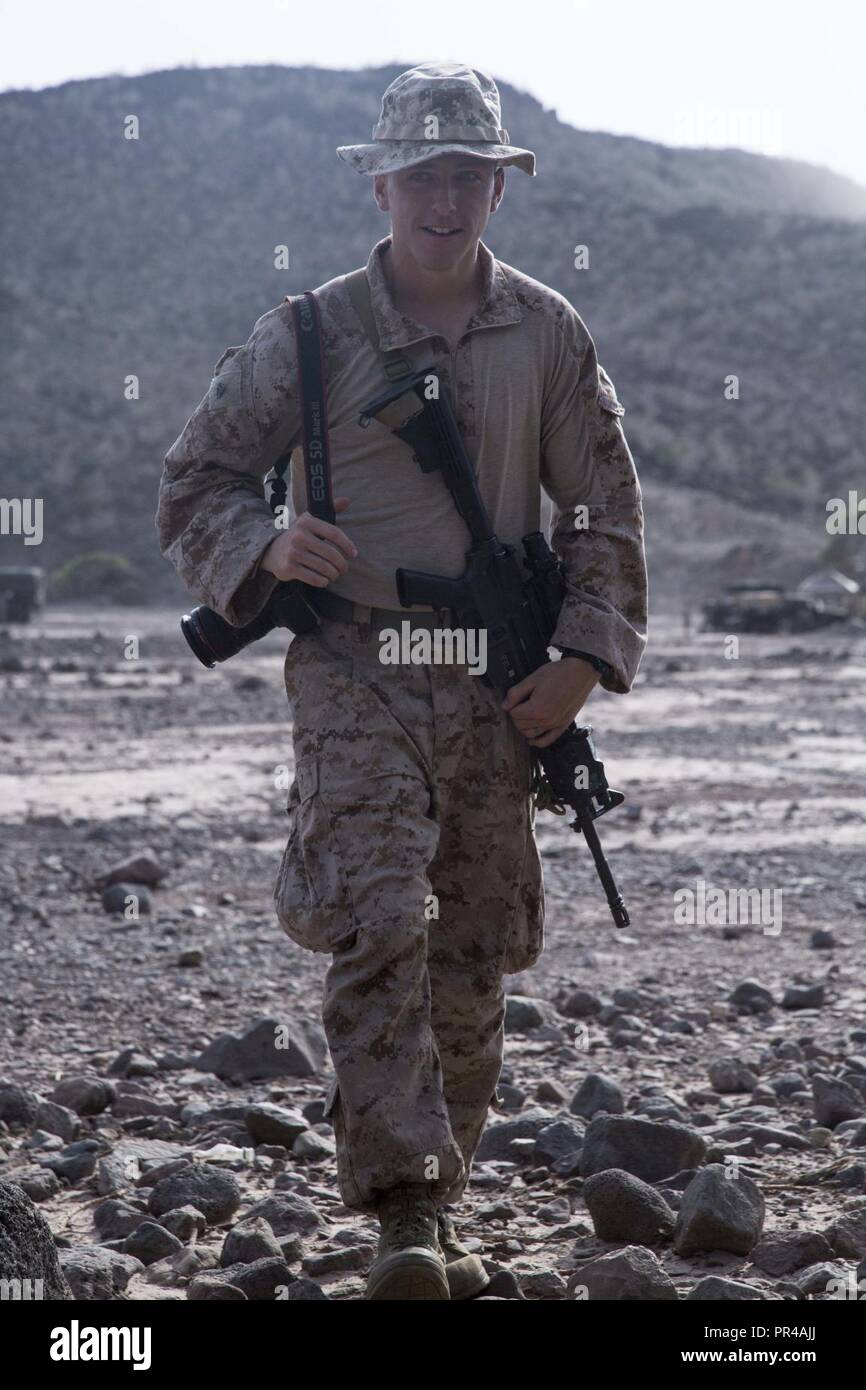 Gibuti (sett. 8, 2018) Cpl. Austin farinoso assegnato all'elemento di comando, xiii Marine Expeditionary Unit, ritorna da immagini riprese durante la partecipazione nel teatro di combattimento anfibio le prove (TACR) 18. Guidato da Naval Amphibious vigore, Task Force 51/5th Marine Expeditionary Brigade, TACR integra U.S. Navy e Marine Corps patrimonio alla pratica e provare una gamma di combattimento critico-relative capacità disponibili negli Stati Uniti. Comando centrale, sia a galla e a riva, a promuovere la stabilità e la sicurezza nella regione. Stati Uniti Quinta Flotta e risorse di coalizione stanno partecipando a numerosi exe simultanea Foto Stock