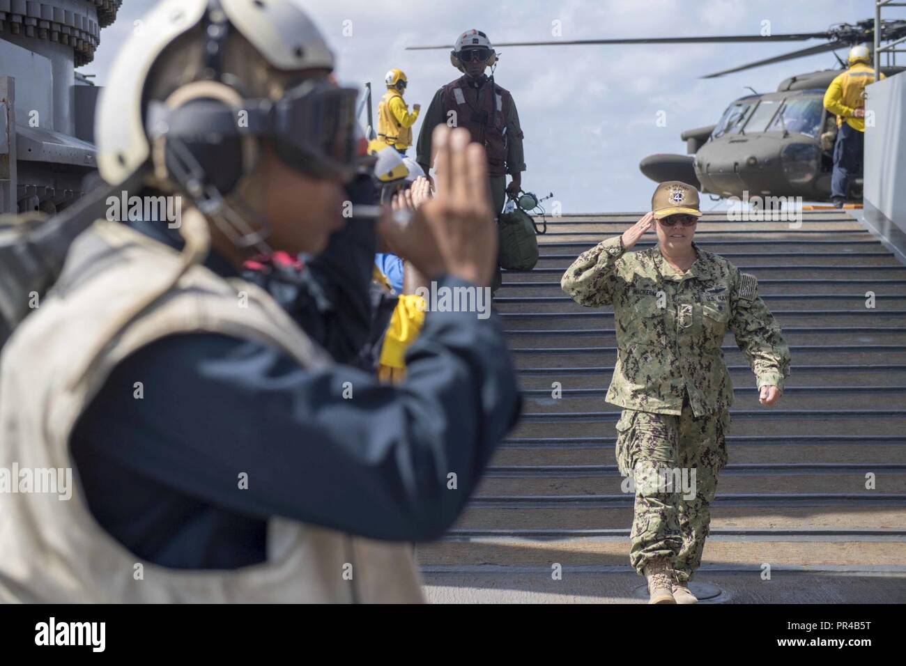 Mar dei Caraibi (sett. 9, 2018), ammiraglio Linda Wackerman è rediretto a bordo del Whidbey Island-Class Dock Landing Ship USS Gunston Hall (LSD 44) per una visita della nave durante UNITAS 2018. UNITAS è un annuale esercizio internazionale negli Stati Uniti Comando Sud area di responsabilità in cui nazioni partner partecipano a scambi di multinazionali per migliorare l'interoperabilità, aumentare la stabilità regionale e creare e mantenere relazioni a livello regionale con i paesi di tutta la regione attraverso il giunto, multinazionale e interagenzie di scambi e di cooperazione. Foto Stock