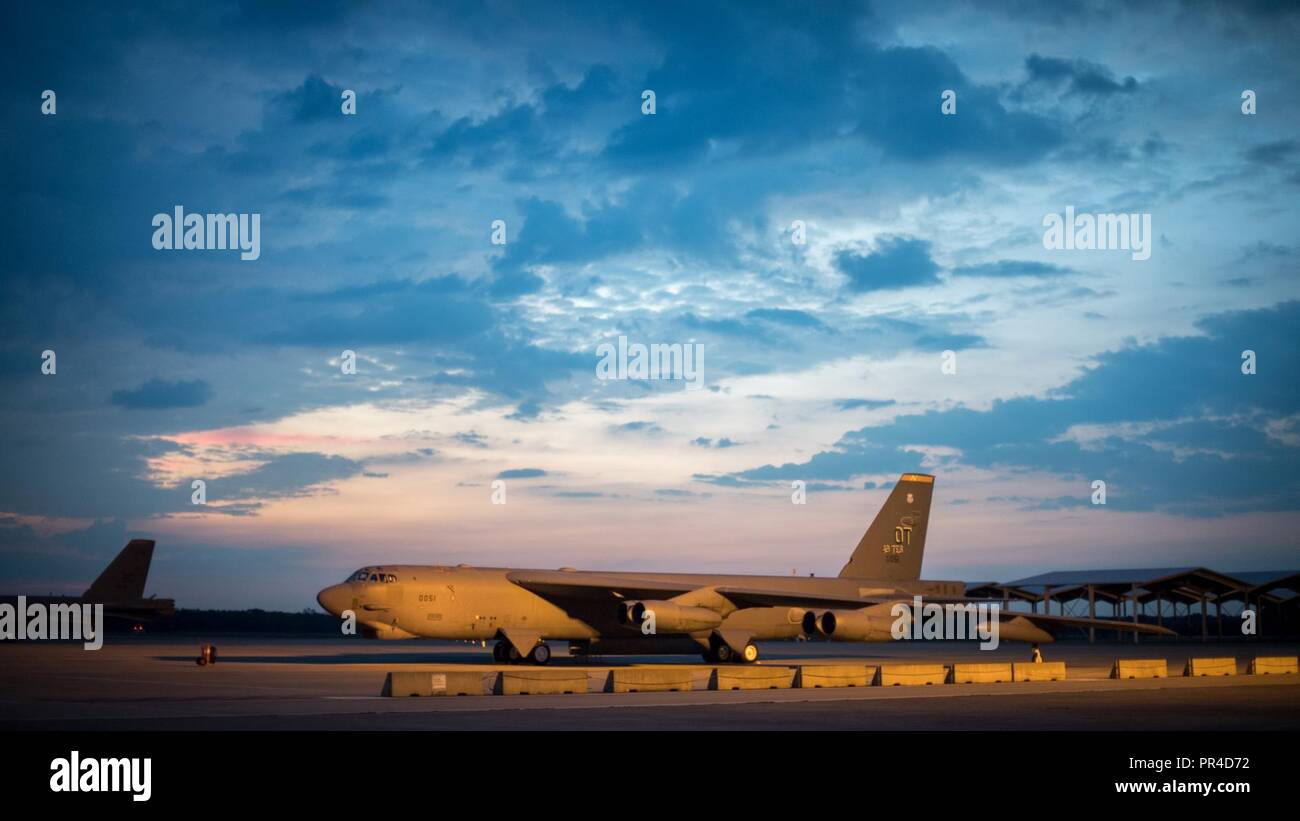 Il sole sorge alle spalle B-52H Stratofortress a Barksdale Air Force Base, La., Sett. 7, 2018. Il B-52 è un long-range, bombardiere pesante in grado di volare velocità subsoniche, ad altitudini fino a 50.000 piedi. Foto Stock